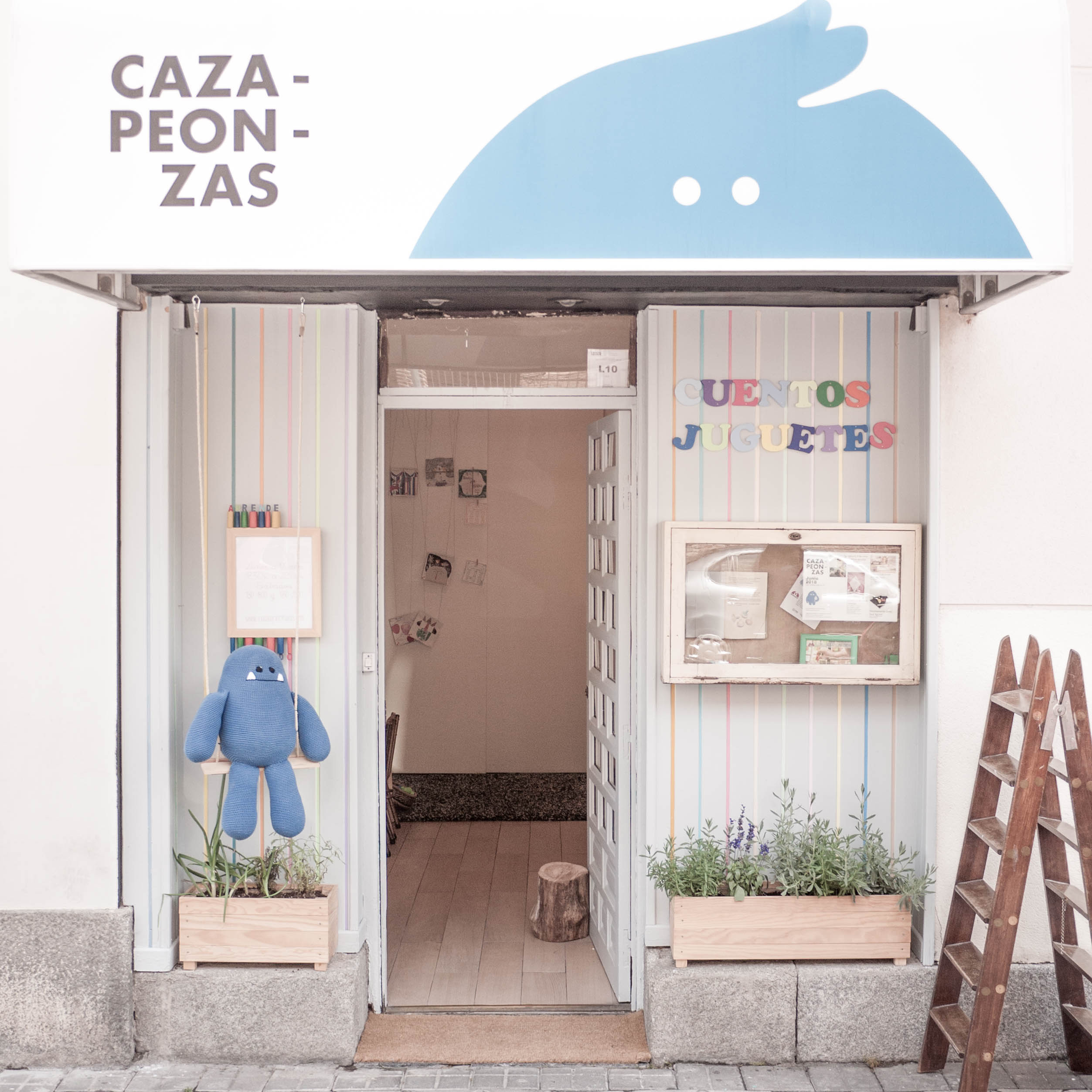 Vista frontal de la fachada de la tienda Cazapeonzas.